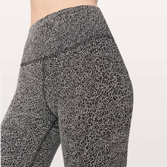 Lululemon Wunder Under Hi-Rise Size 4 with a 17" Inseam Crackle Jaquard - Picture 5 of 16